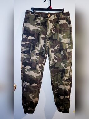 Fashion Nova Men's Camo Cargo Joggers - Olive Green